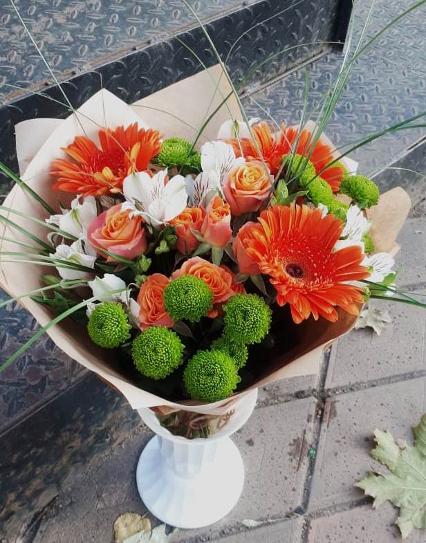 Букет цветов из: Герберы, Хризантемы, Альстромерии и Розы в Лучегорске