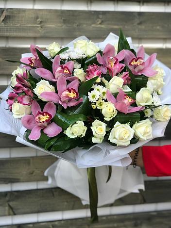 Букет цветов из: Розы и Хризантемы в Лучегорске