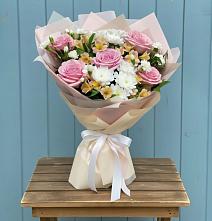 Букет цветов из:  Гвоздики, Орхидеи и Розы в Лучегорске