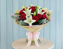 Букет цветов из:  Лилии и Розы в Лучегорске