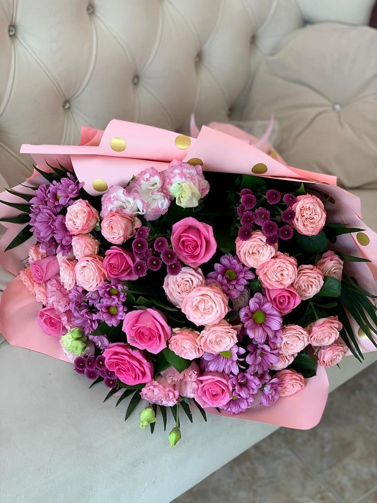 Букет цветов из: Хризантемы, Розы и Лизиантусы в Лучегорске