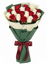 Букет Микс из красных и белых роз в Лучегорске