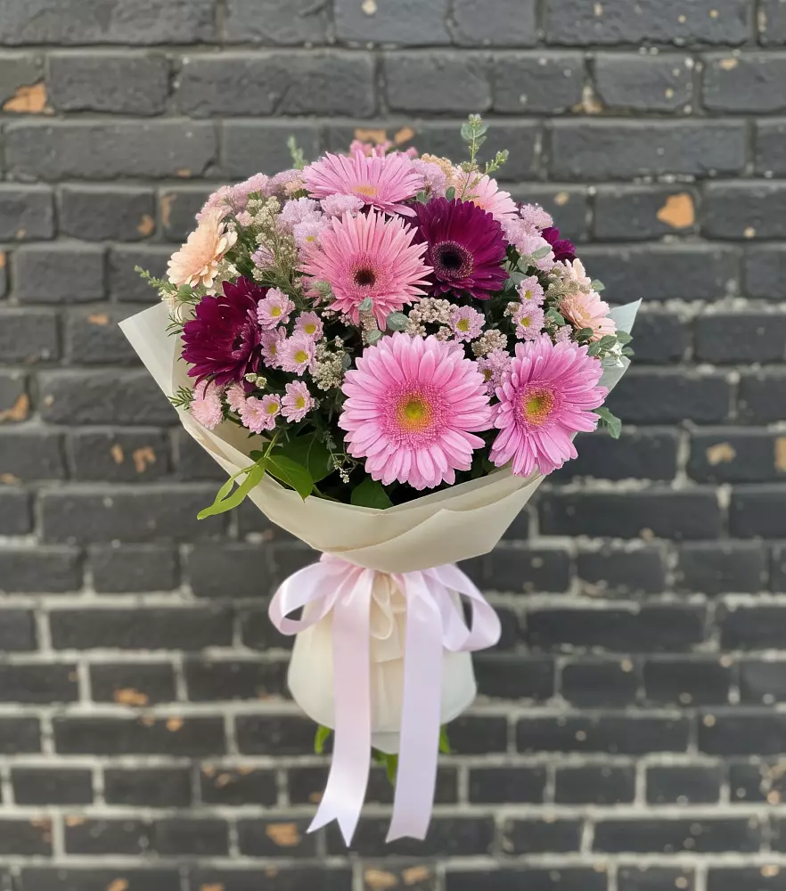 Букет цветов из: Герберы и Хризантемы в Лучегорске
