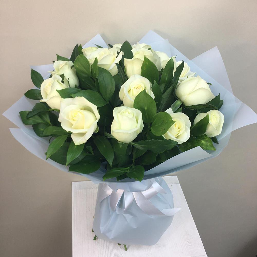 Букет 15 Белых роз Проуд в Лучегорске