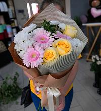 Букет цветов из:  Герберы, Розы и Хризантемы в Лучегорске