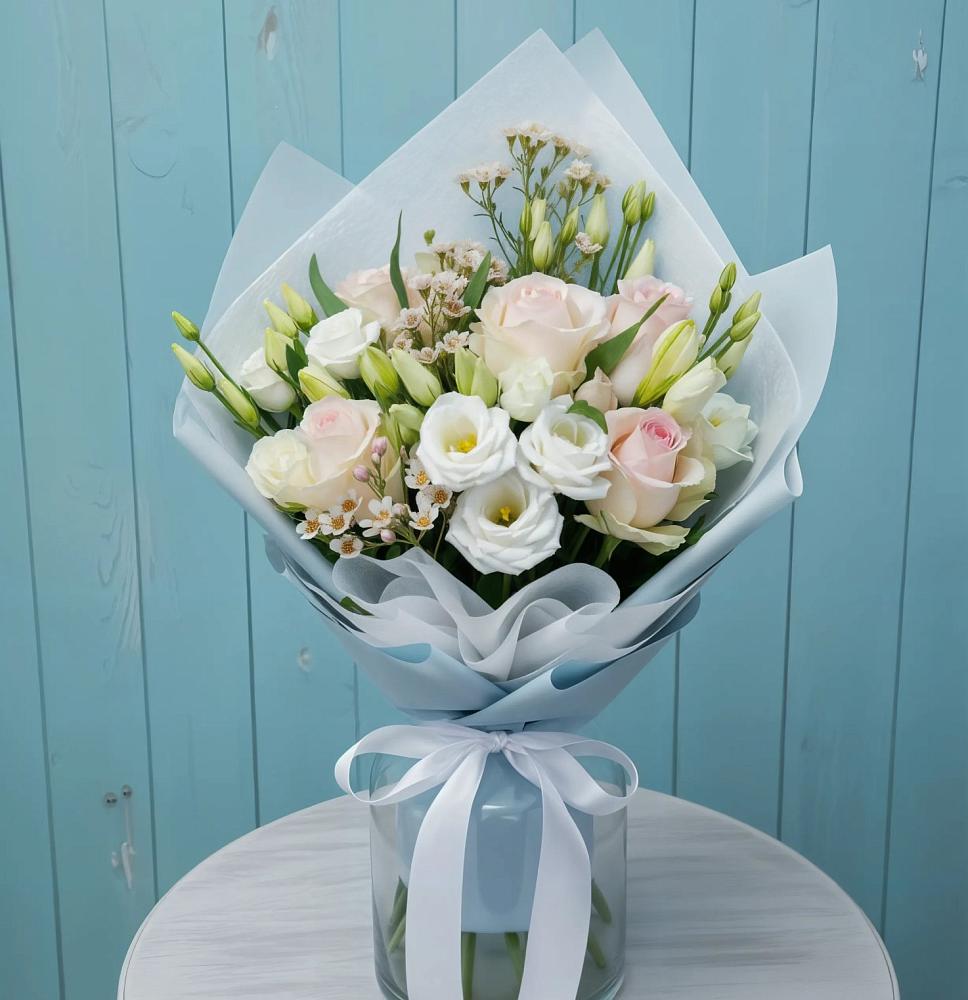 Букет цветов из: Розы и Лизиантусы в Лучегорске