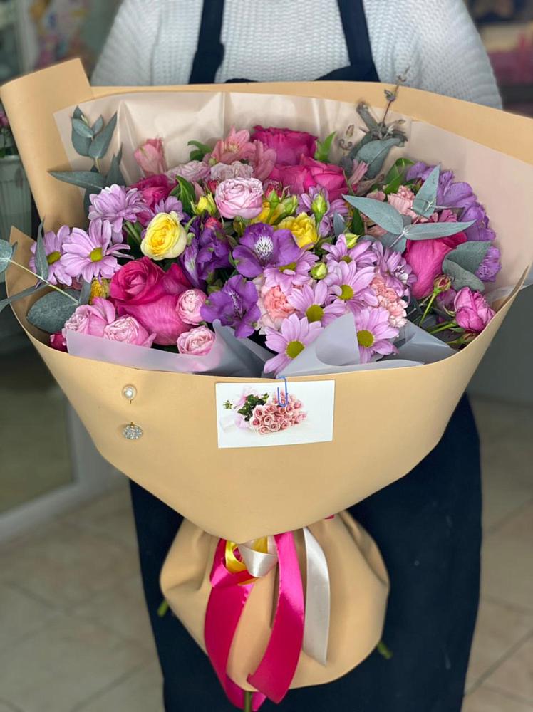 Букет цветов из: Хризантемы, Гвоздики и Альстромерии в Лучегорске