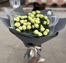 Букет Белые кустовые розы Солинеро в Лучегорске