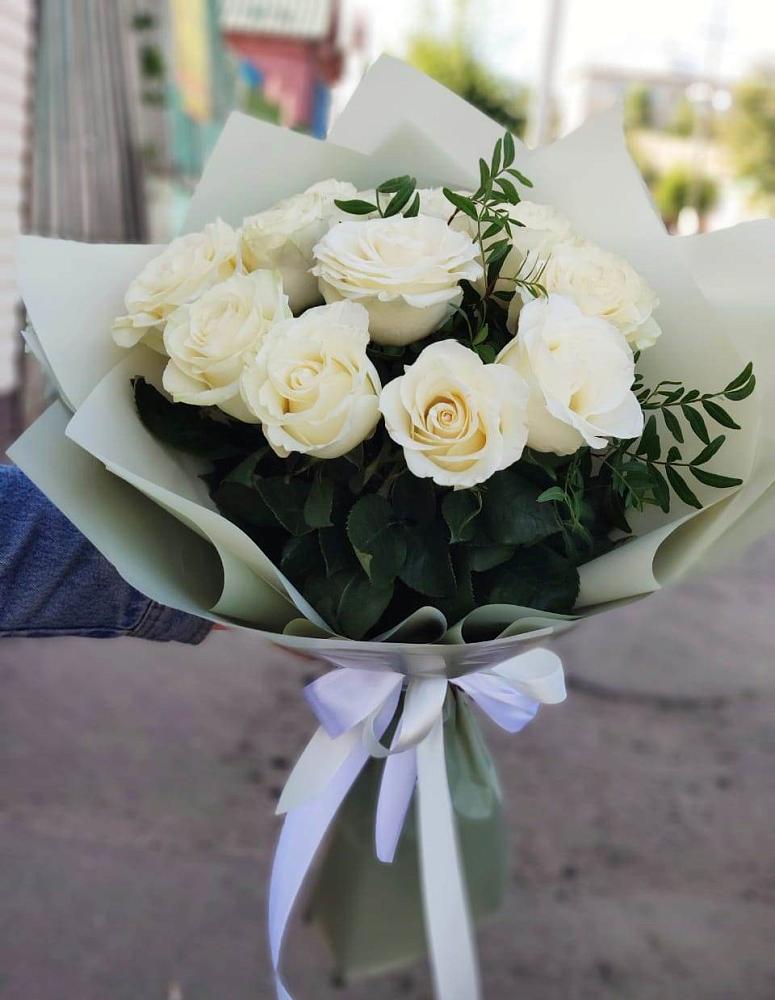 Букет Белые розы Проуд в Лучегорске