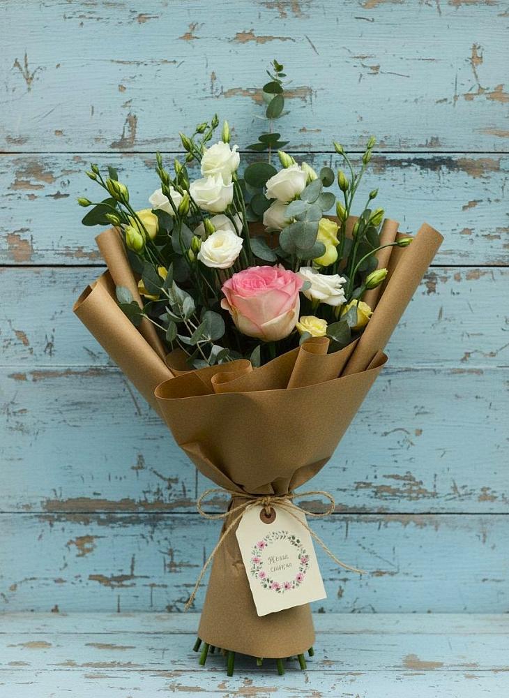 Букет цветов из: Розы и Лизиантусы в Лучегорске