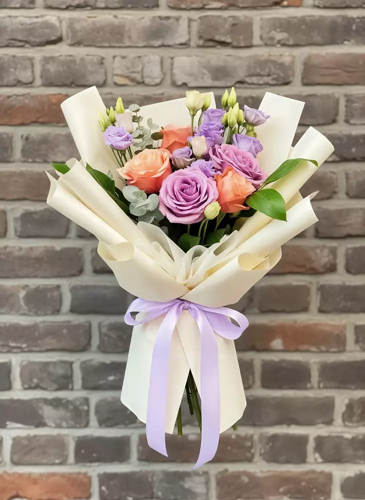 Букет цветов из: Лизиантусы и Розы в Лучегорске