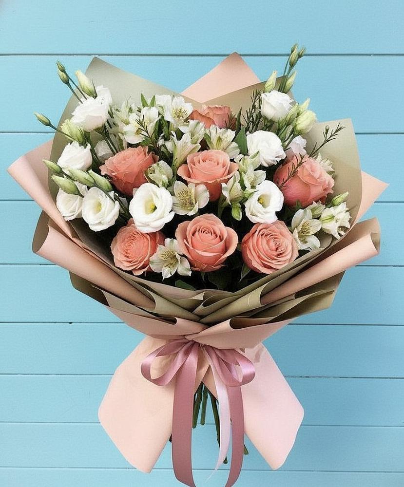 Букет цветов из: Розы, Альстромерии и Лизиантусы в Лучегорске