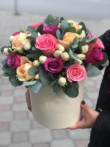 Цветочная композиция из Розы в шляпной коробке в Лучегорске