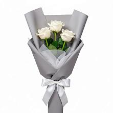 Букет 3 белые розы в Лучегорске