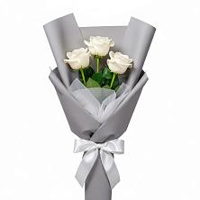 Букет 3 белые розы в Лучегорске