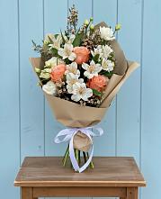 Букет цветов из:  Альстромерии, Лизиантусы, Розы и Хризантемы в Лучегорске