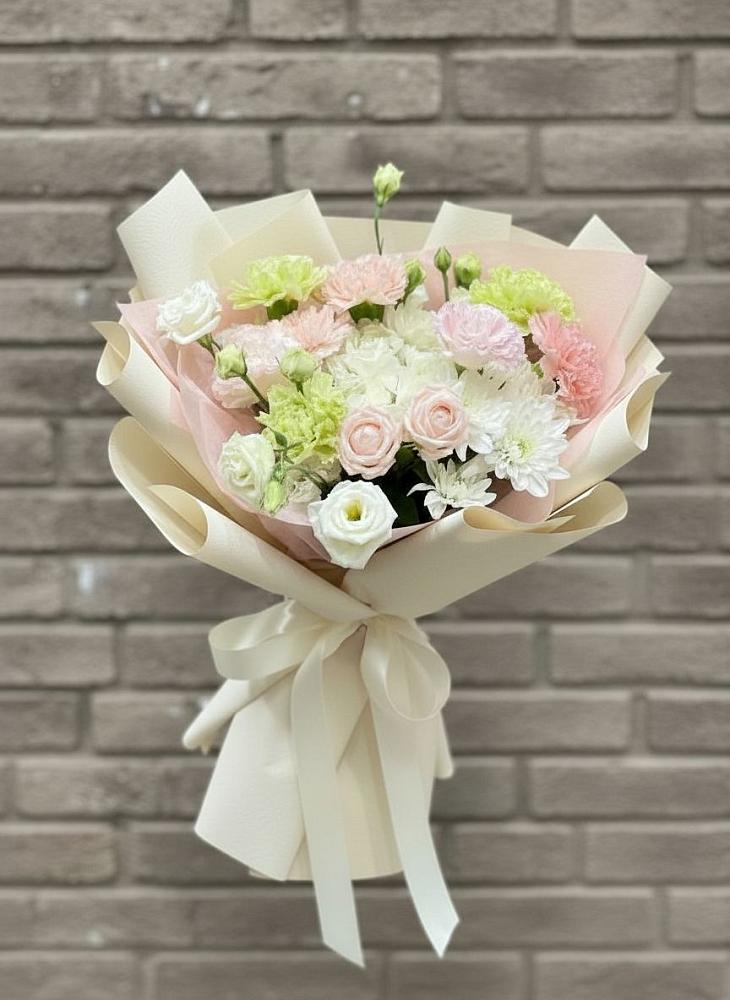 Букет цветов из: Гвоздики, Розы, Лизиантусы и Хризантемы в Лучегорске