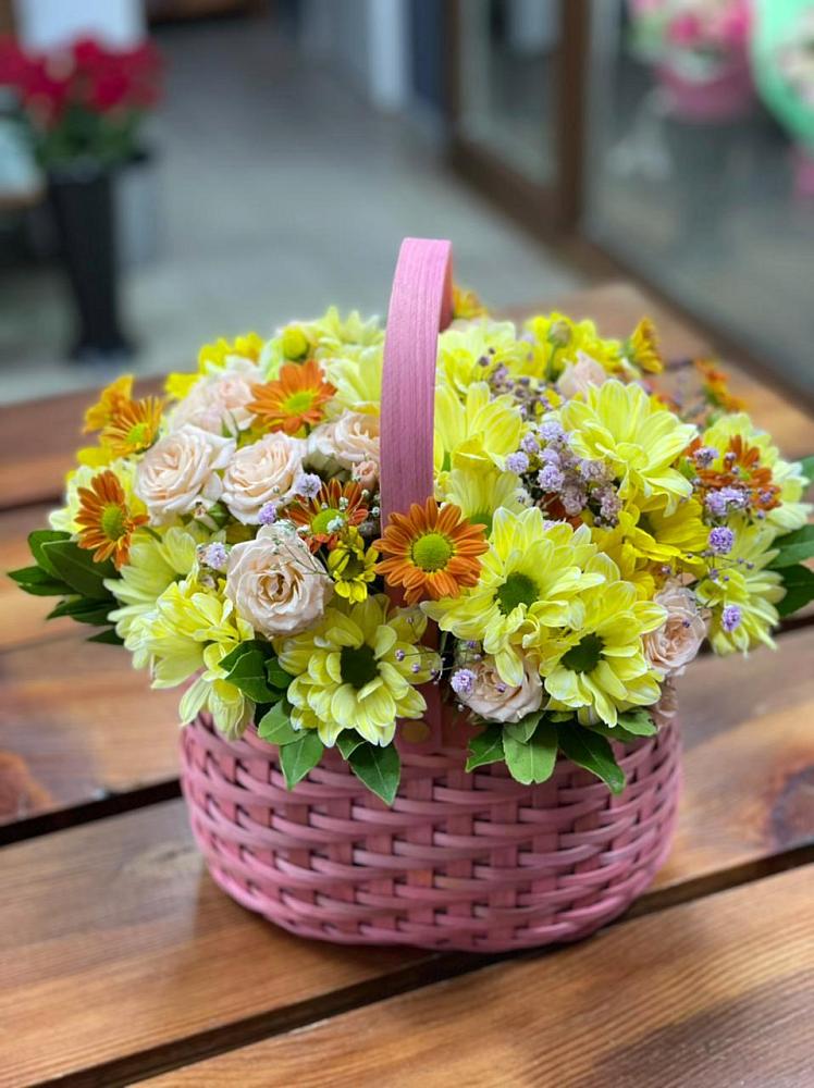 Цветочная композиция из Хризантемы и Розы в корзине в Лучегорске