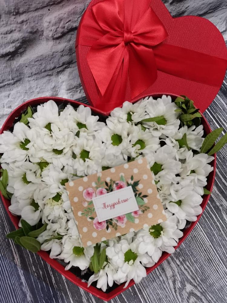 Цветочная композиция из Хризантемы в виде сердца в Лучегорске