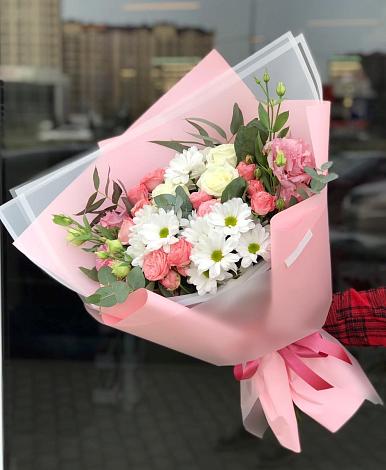 Букет цветов из: Розы, Лизиантусы и Хризантемы в Лучегорске