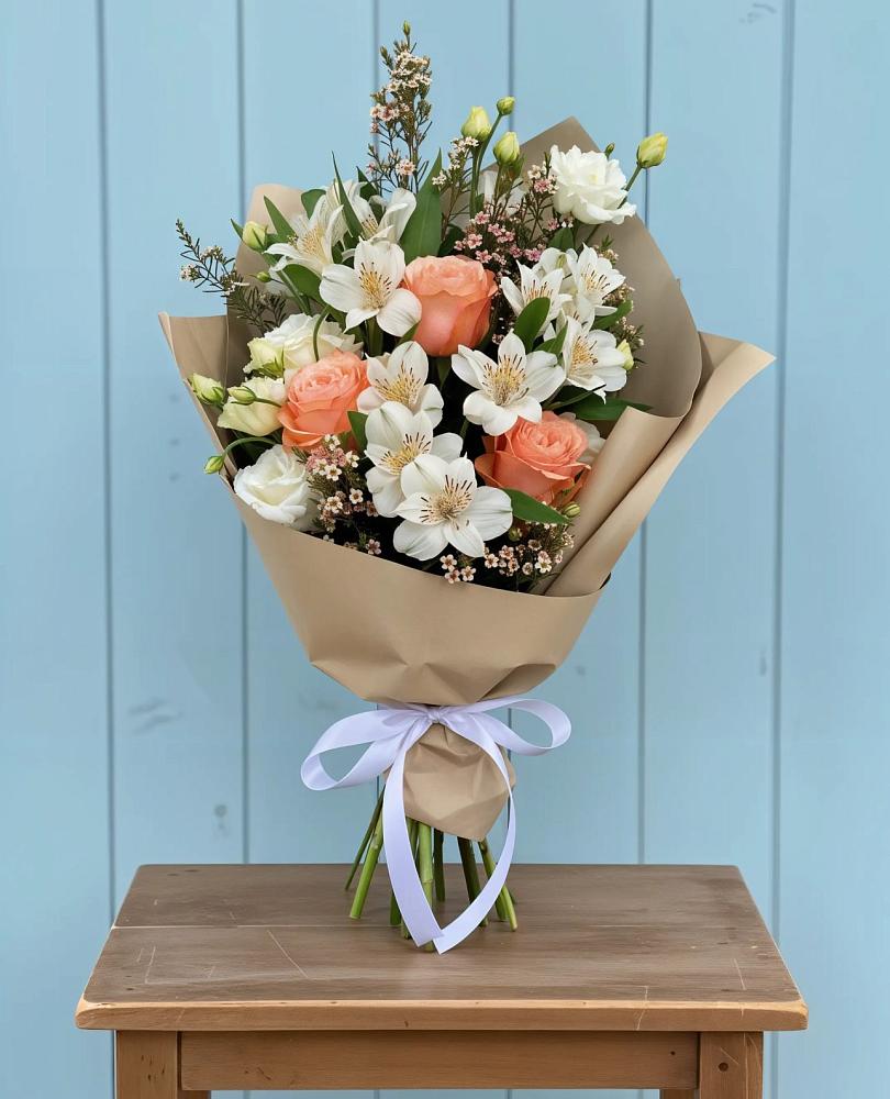 Букет цветов из: Альстромерии, Лизиантусы, Розы и Хризантемы в Лучегорске