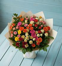 Букет Микс из разноцветных кустовых роз в Лучегорске