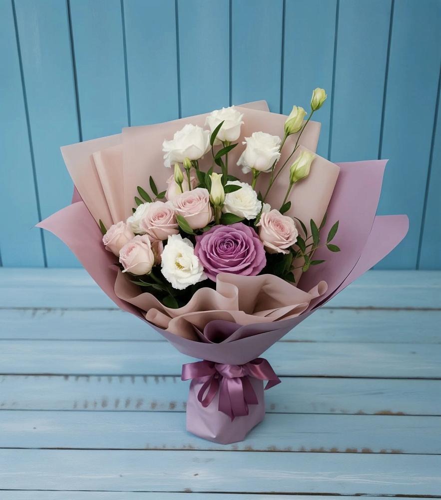 Букет цветов из: Розы и Лизиантусы в Лучегорске